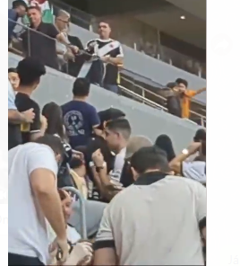 Em Brasília, torcida do Vasco ironiza Bolsonaro e afirma que ele será preso