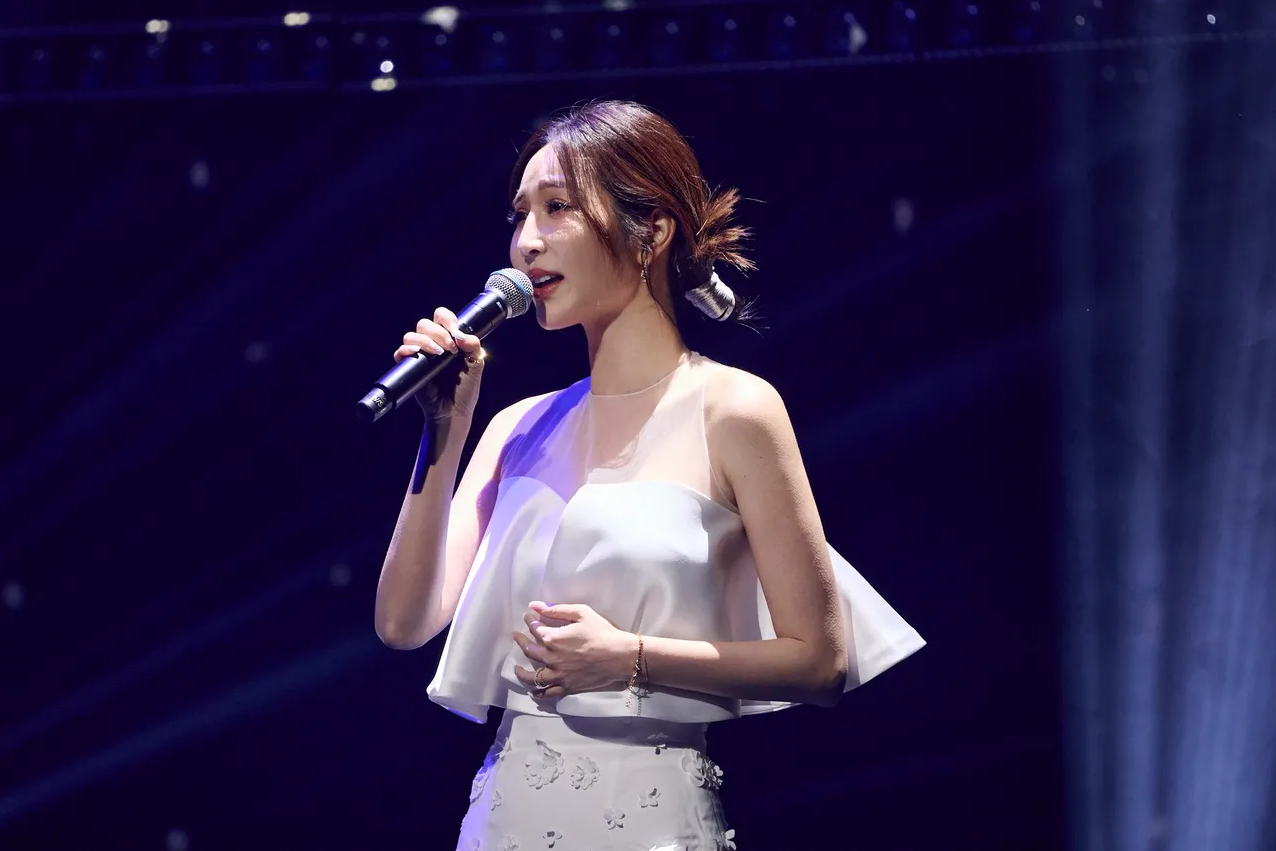 曾莞婷憶電影中的「亡父」龍劭華,感嘆:「我雖然不是一個乖女兒,但謝謝你總替我想,像大樹一樣庇蔭我,叮嚀我做人處事的道理」。(圖/曼尼娛樂提供)