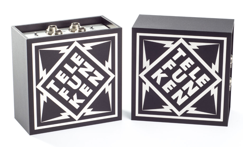 Das legendäre zackige Telefunken-Sendewellenlogo ziert die DI-Boxen auf der Oberseite.