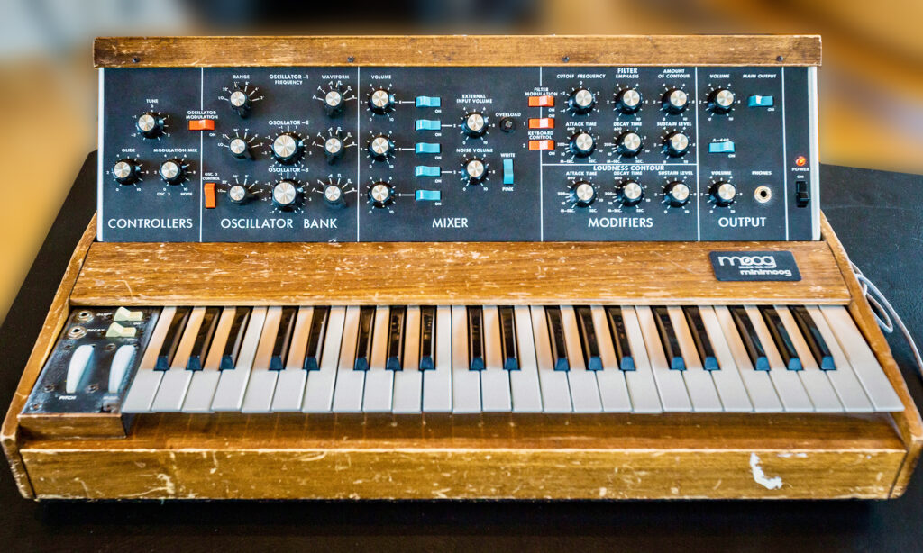 Auch nicht mehr der Jüngste: Der Moog Minimoog (Ville Hyvönen / CC BY-SA |https://creativecommons.org/licenses/by-sa/2.0)