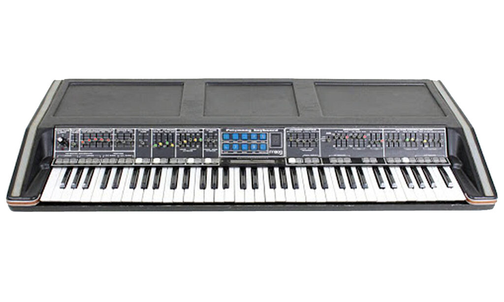 Der Moog Polymoog. Die Resonatoren befinden sich im zweiten Bedienfeld von rechts. (Quelle: Chris Sobczak derivative work: Shoulder-synth / CC BY 2.0)
