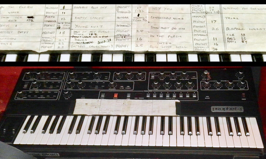 Der Prophet 5 auf Tour mit Pink Floyd. In der Vergrößerung erkennt man Stücktitel, Instrumente und Preset. (Michele Brina / CC BY-SA | https://creativecommons.org/licenses/by-sa/4.0)