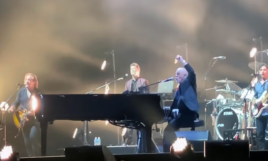Billy Joel würdigt Charlie Watts während seines Konzerts am 10. September in Cincinnati. (Quelle: YouTube)
